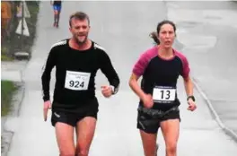  ?? FOTO: IVAR GOGSTAD ?? Ingrid Ukkelberg fra MIL løper inn til mål sammen med Kenneth Sløgedal, også MIL.