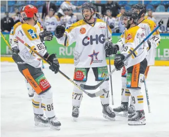  ?? FOTO: THOMAS HEIDE ?? Jubel über den zweiten Treffer in Dresden (von links): die Ravensburg­er Andreas Driendl, Robbie Czarnik, Mathieu Pompei und James Bettauer.