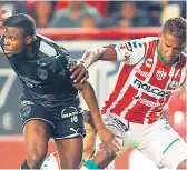  ??  ?? LATERAL. Beckeles y su equipo el Necaxa vencieron al Monterrey.