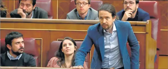 ?? EFE ?? Mariano Rajoy y Pablo Iglesias, pronuncian­do su voto en la moción de censura de la que Pedro Sánchez salió como nuevo jefe del Gobierno.