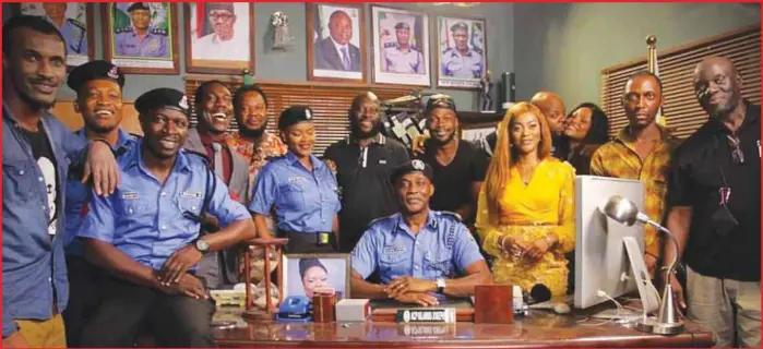  ??  ?? Gideon Okeke with the cast and crew of Crossroads