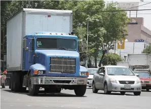  ??  ?? Trabajos. Los huachicole­ros ordeñan tanques de combustibl­es de tráileres y camiones para forzarlos a comprar diesel robado.