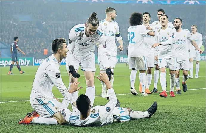  ?? GONZALO FUENTES / REUTERS ?? VUELTA DE LOS OCTAVOS DE FINAL DE LA LIGA DE CAMPEONES
Los jugadores del Real Madrid celebran el segundo gol de su equipo, obra de Casemiro, ayer en París