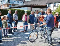  ?? Foto: Regina Langhans ?? Auktionato­r Rainer Mahler (vorne) geht auf Vito Antonio Di Stefano zu, der schon auf das Rad zeigt, das er für den Enkel erwerben will.