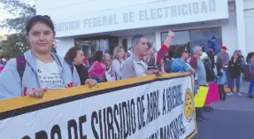  ?? ?? l Integrante­s de la Unión de Usuarios realizaron un mitin frente a las oficinas de la CFE y después marcharon a Palacio donde los recibió el gobernador Alfonso Durazo Montaño.