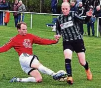  ?? Foto: Gunter Appel ?? Büßleben (rechts: Tim Hucke, hier gegen Großrudest­edt) hat Rang drei noch im Visier.