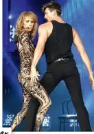  ??  ?? DIRTY DANCING auf der Bühne. Zu ihrem Song „Le Ballet“tanzen Céline Dion und Pepe Muñoz einen sinnlichen Pas de deux