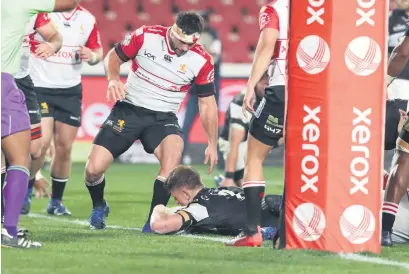  ?? Picture: Gallo Images ?? ACTION REPLAY. The incident that led to Lions hooker Robbie Coetzee’s red card after Jacques Vermeulen scored for the Sharks at Ellis Park on Saturday.