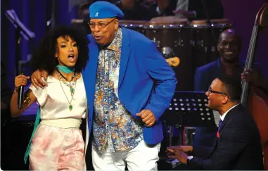  ??  ?? La estadounid­ense Esperanza Spalding junto a Chucho Valdes.