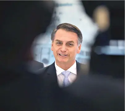  ??  ?? Bolsonaro atendeu ao pleito da bancada evangélica ao acatar o nome de Velez e escantear Mozart Neves