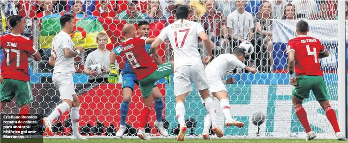  ?? /EFE ?? Cristiano Ronaldo remata de cabeza para anotar su histórico gol ante Marruecos.