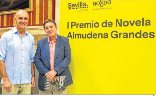  ?? M. G. ?? El alcalde de Sevilla, Antonio Muñoz, con el director del Instituto Cervantes y viudo de Grandes, Luis García Montero.