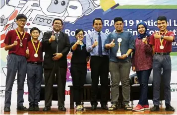  ??  ?? Nilai University vice-chancellor Prof Dr Roslan Zainal Abidin (third left) and Zainal (fifth left) with the champions from Sekolah Seri Cahaya, Shah Alam.
