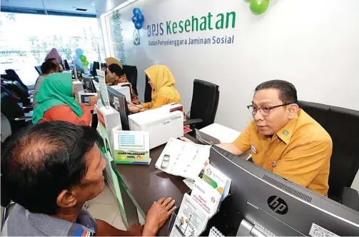  ?? GALIH COKRO/JAWA POS ?? TANGGAP KELUHAN: Direktur Keuangan dan Investasi BPJS Kesehatan Kemal Imam Santoso melayani warga di BPJS Kesehatan Kantor Cabang Sidoarjo kemarin.