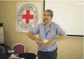  ?? Reuters ?? British surgeon David Nott trains Palestinia­n doctors in Gaza City