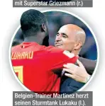  ??  ?? Belgien-Trainer Martinez herzt seinen Sturmtank Lukaku (l.).