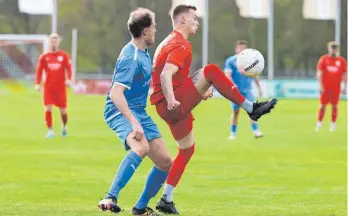  ?? FOTO: THOMAS WARNACK ?? Dennis Altergot (re.) und der TSV Riedlingen sollten gegen den Tabellenle­tzten Harthausen/scher unbedingt einen Dreier einfahren.