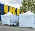  ?? Foto: Marcus Merk ?? In Zelten werden bei Ikea Corona‰Schnell‰ tests angeboten.