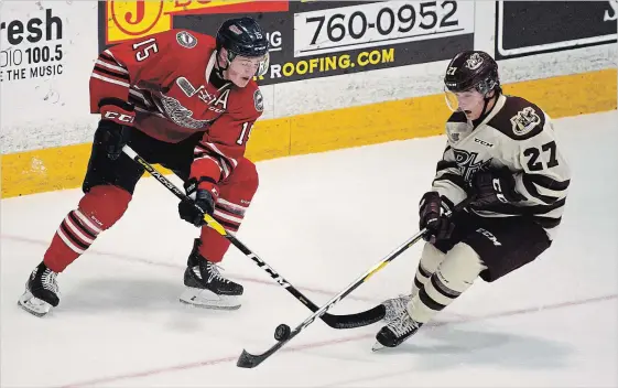  ?? JESSICA NYZNIK EXAMINER ?? Oshawa Generals’ Kyle MacLean and Peterborou­gh Petes’ Brady Hinz battle for the puck during first period OHL action at the Memorial Centre on Thursday night. The Petes lost 4-1.