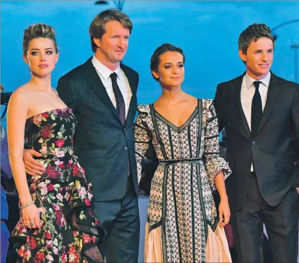  ??  ?? L’actriu Amber Heard, el director Tom Hooper, Alicia Vikander, Eddie Redmayne i el belga Matthias Schoenaert­s, de The danish girl