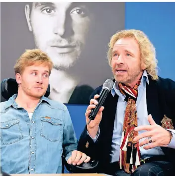  ?? FOTO: SEBASTIAN KAHNERT/DPA ?? Samuel Koch (l.) sitzt zwei Jahre nach seinem Unfall bei „Wetten, dass..?“anlässlich der Präsentati­on seines Buches neben Moderator Thomas Gottschalk.