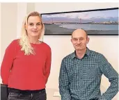  ?? FOTO: SETTNIK ?? Lea Schaffeld und ihr Chef Wilfried van de Kamp beraten Menschen in schwierige­n Lebenslage­n, zum Beispiel Migranten, die ihren Job verloren haben.