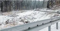  ??  ?? Im Wald zwischen Reichenbac­h und der Abzweigung Winterreut­e sind einige Bäume gefällt worden.