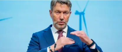  ?? LISE ÅSERUD, NTB ?? Heller ikke når det gjelder havvind, har olje- og energimini­ster Terje Aasland og regjeringe­n en overordnet forståelse av satsingen.