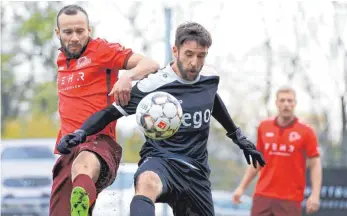  ?? FOTO: ELKE OBSER ?? Bergs Vlad Munteanu gegen Ostrachs Markus Gipson (rechts).