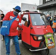  ??  ?? Die Faschingsf­reunde des Gablinger Theaterver­eins gingen mit ihren Kostümen auf die Schließung der letzten Bankfilial­e im Ort ein.