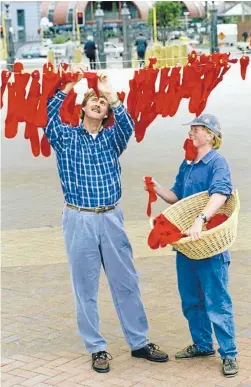  ?? Photo: ROSS GIBLIN/FAIRFAX NZ ?? Lucky laundry: Peter Blake and Team New Zealand’s youngest member Philip Jameson publicise the red socks campaign in 1995.