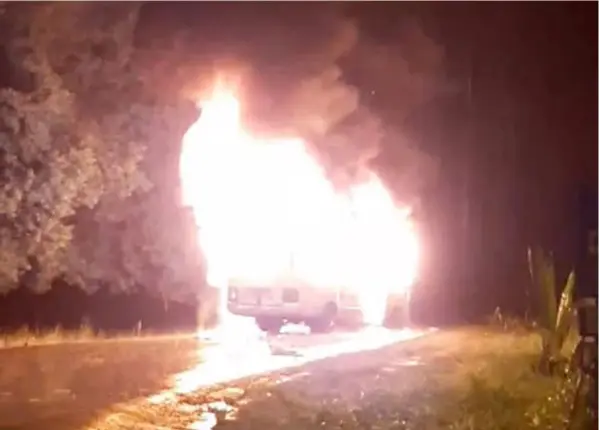  ?? MSP ?? En uno de los últimos hechos violentos, manifestan­tes incendiaro­n anoche una buseta de Fuerza Pública en Abangares, Guanacaste.