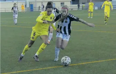  ??  ?? JORGE SASTRIQUES
La futbolista amarilla Cristina Díaz, autora del segundo gol, pugna por un balón con la albinegra Alba Coleto. ((