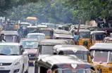  ?? —DC ?? Heavy traffic jams witnessed on Chapel Road during peak hours, as school buses and autoricksh­aw park on either side of the road, narrowing the lane.