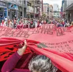  ??  ?? El 9 de junio, los jóvenes acudieron a una protesta en apoyo de las normalista­s de Aguascalie­ntes.