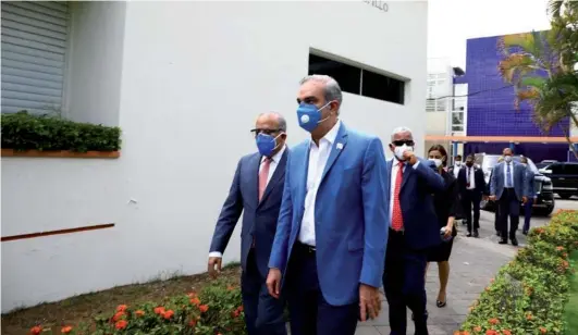  ?? DANNY POLANCO ?? El presidente Luis Abinader visitó ayer junto a varias autoridade­s el Laboratori­o Nacional Dr. Defilló.