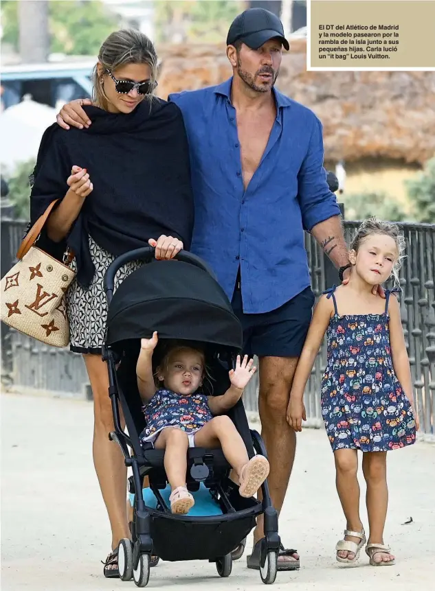  ??  ?? El DT del Atlético de Madrid y la modelo pasearon por la rambla de la isla junto a sus pequeñas hijas. Carla lució un “it bag” Louis Vuitton.