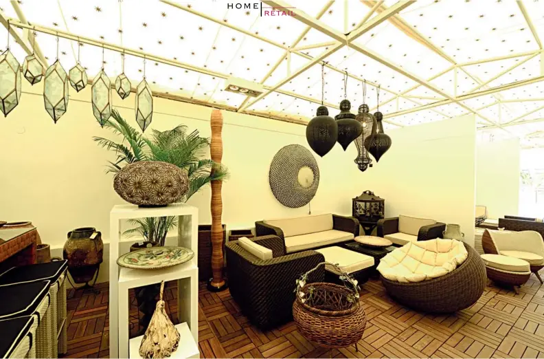  ??  ?? Go for nifty lamps and wicker seating arrangemen­ts for a complete outdoor look