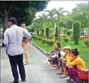  ?? SUPPLIED ?? Local vendors gather at Phnom Penh’s Hun Sen Park yesterday to petition against the ban on vendors occupying public streets and parks.