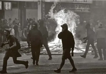  ?? Matthias Schrader / Associated Press ?? A second night of protests and violence broke out as the G-20 summit took place in Hamburg, Germany, on Friday as thousands of far-left demonstrat­ors gathered in the streets.