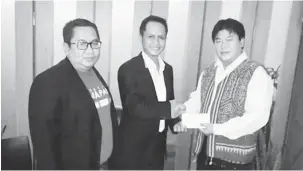  ??  ?? TERIMA KASIH: Sybestine (tengah) nyuaka chek RM12,000 ngagai Andrew seraya besaksika Mandal Presiden II Pedas, Victor Ason.