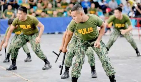  ?? PHOTOGRAPH BY ANALY LABOR FOR THE DAILY TRIBUNE @tribunephl_ana ?? EASTERN Police District personnel use baton or police sticks as they participat­e in the 1st EPD project ESTOMO competitio­n, an extraordin­ary self-defense Armed and Unarmed tactics for police officers to manage peace and order in the community on Thursday at the San Juan gym, San Juan City.