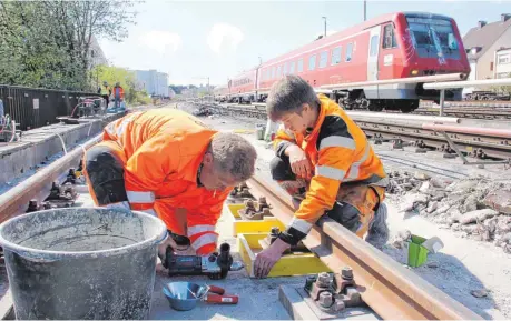  ?? FOTO: GUNNAR FLOTOW ?? Gleiserneu­erung am Hauptbahnh­of in Friedrichs­hafen: Die Bauarbeite­n bremsen die Südbahn aus.