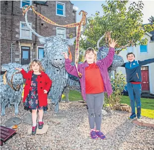  ?? Pictures: Steve MacDougall. ?? Left: Provost Dennis Melloy and blacksmith Kev Paxton, centre, with others who attended the unveiling in Burrell Square, Crieff. Above, from left: Molly Swan, 5, sister Grace Swan, 8, and their cousin Hamish Campbell, 11.