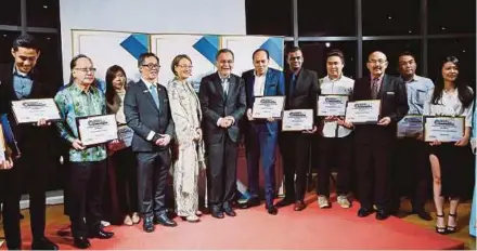  ?? PIC BY RASUL AZLI SAMAD ?? Health Minister Datuk Seri Dr Dzulkefly Ahmad (centre) with recipients of Revolution Smoke-Free Workplace awards in Melaka on Saturday.