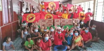  ??  ?? A group photo taken during the distributi­on of food baskets at a longhouse.