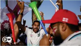  ?? ?? ¿Auténtico? Aficionado­s de Qatar en una "marcha de hinchas" en las calles de Doha.