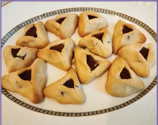  ?? PHOTOS BY YAKIR LEVY ?? These hamantasch­en are easy-to-make, three-cornered cookies filled with guava paste.