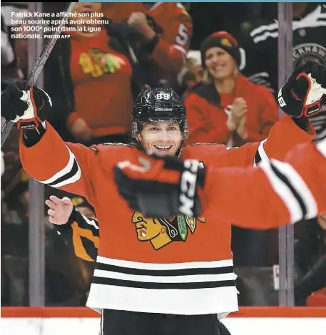  ?? PHOTO AFP ?? Patrick Kane a affiché son plus beau sourire après avoir obtenu son 1000e point dans la Ligue nationale.