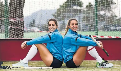  ??  ?? María López y María Tost posan para AS en el campo del CD Terrassa en una concentrac­ión reciente de la Selección femenina de hockey.